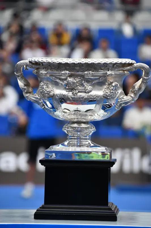 1月8日，郑钦文在社交平台宣布退出2026年澳网。这消息真让人遗憾，毕竟澳网是她