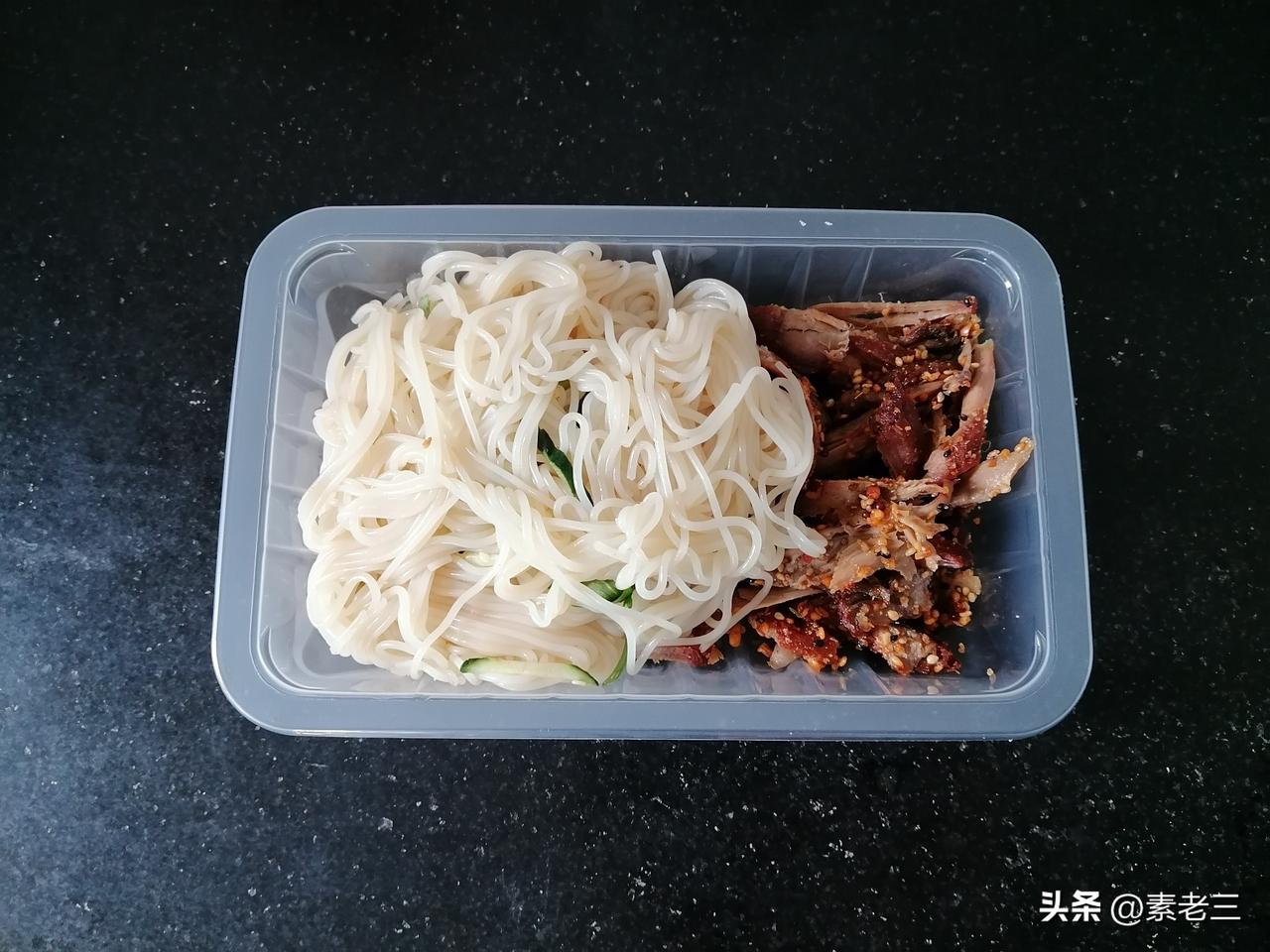 男服务员小心地帮我擦拭桌子，还体贴地帮我倒了一杯可乐。

今天楼道里换管道，噪音