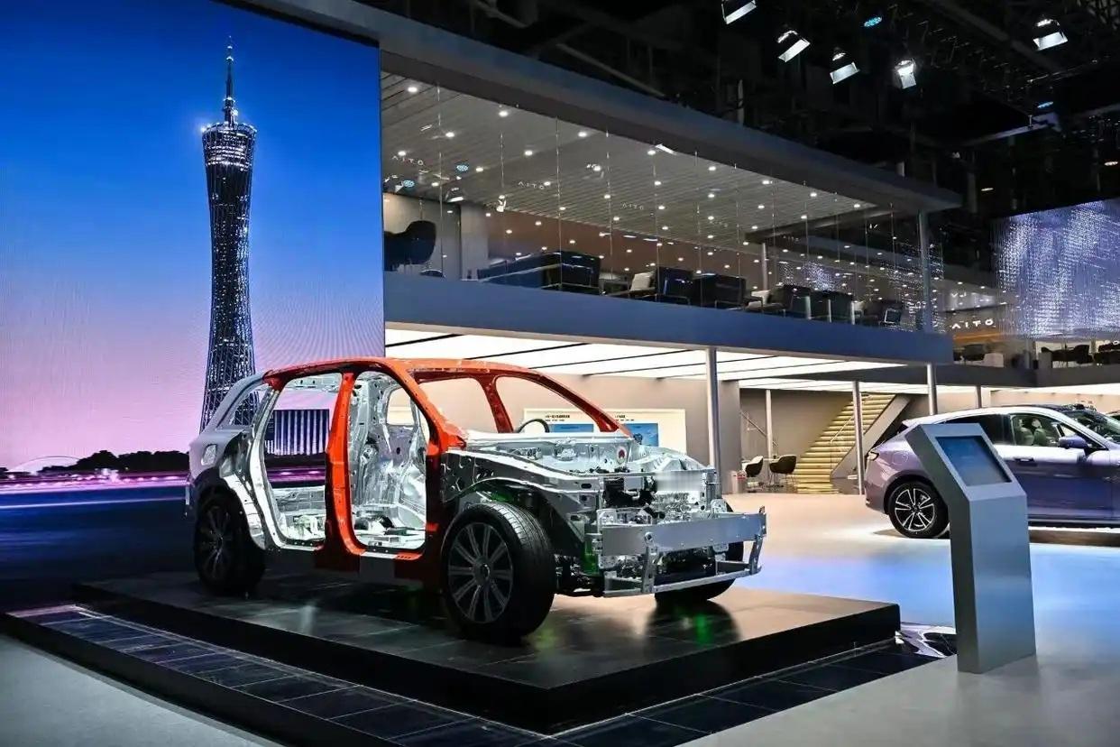 11月21日，赛力斯在广州车展上发布赛力斯魔方技术平台2.0。全新魔方技术平台2