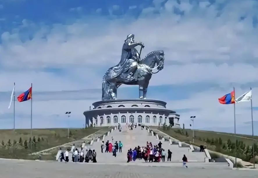 如果国际社会再不采取行动，外蒙古可能真的会陷入危险境地。尽管目前外蒙古内部已经是