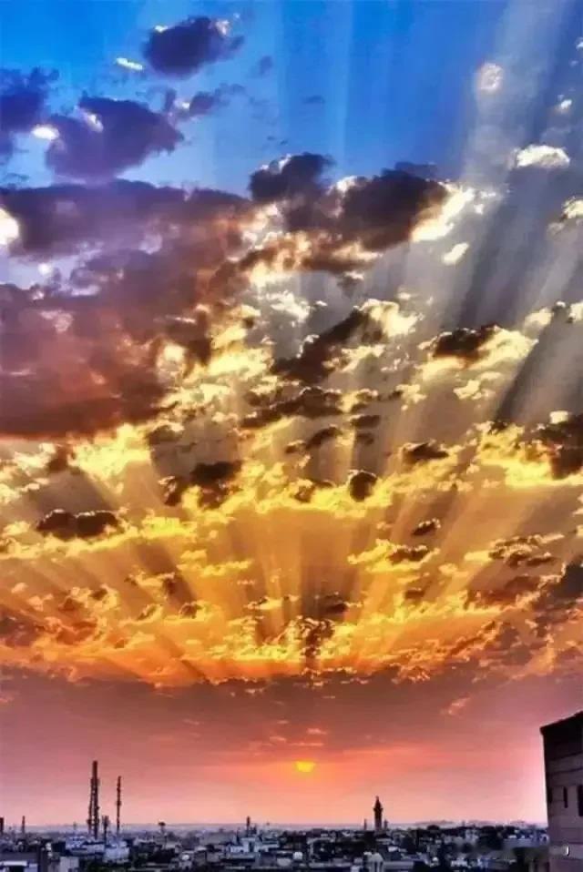 #上联：晨雾笼千户；诚邀下联#晚霞照万家