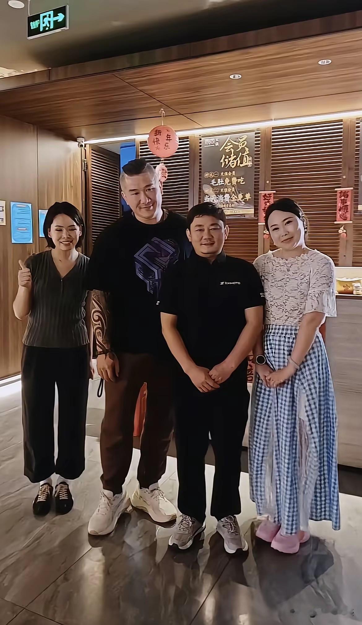 张雪请馆长在火锅店吃火锅，火锅店女老板相当的高兴，相当的开心，不仅仅因为张雪能给