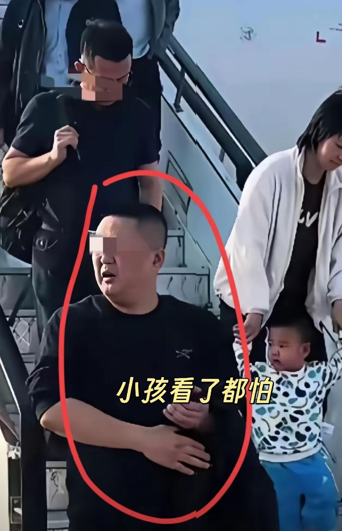 果然   看欧某这面相，就知道这人不好惹。
​飞机上餐车碰了下手肘，一点伤都没有
