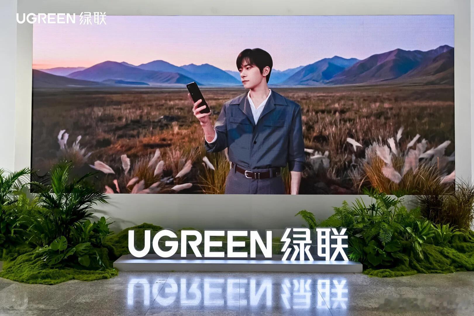 易烊千玺把粉丝的照片带到了发布会 易烊千玺和千纸鹤完全是双向奔赴吧！在发布会现场