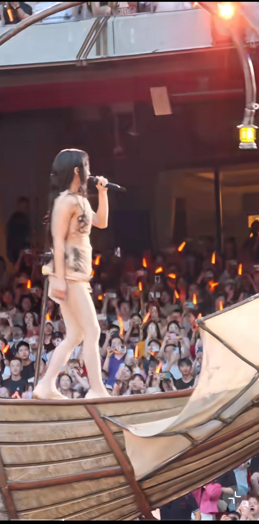 蔡依林，不得不说每次演唱会，不管从着装还是道具，都是用了心的。