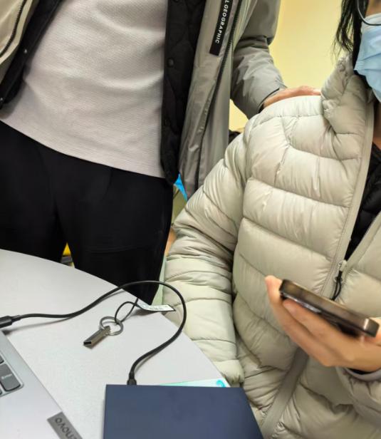 一张让我格外感动的门诊照片！出门诊时我特意拍下了一张照片，画面特别温暖，也深深打