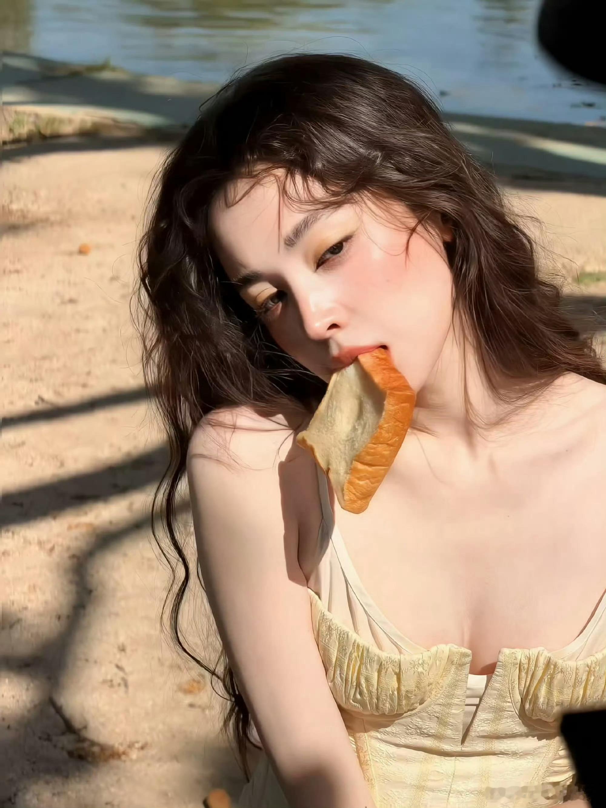 娜扎咬面包 神图 娜扎最新杂志拍出了咬面包神图，这张伟大的脸，怎么拍都好看啊！