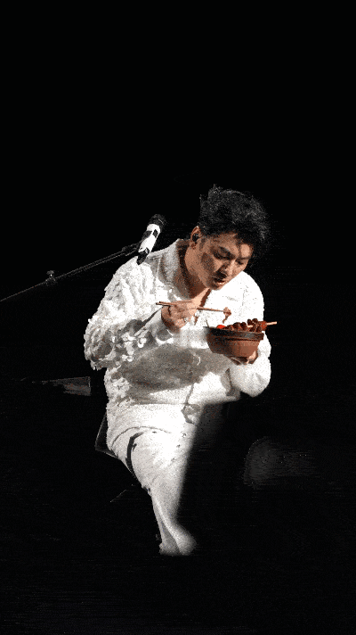 海来阿木边吃长沙米粉边唱歌海来阿木长沙演唱会爆改自助餐厅海来阿木在长沙站巡演舞台