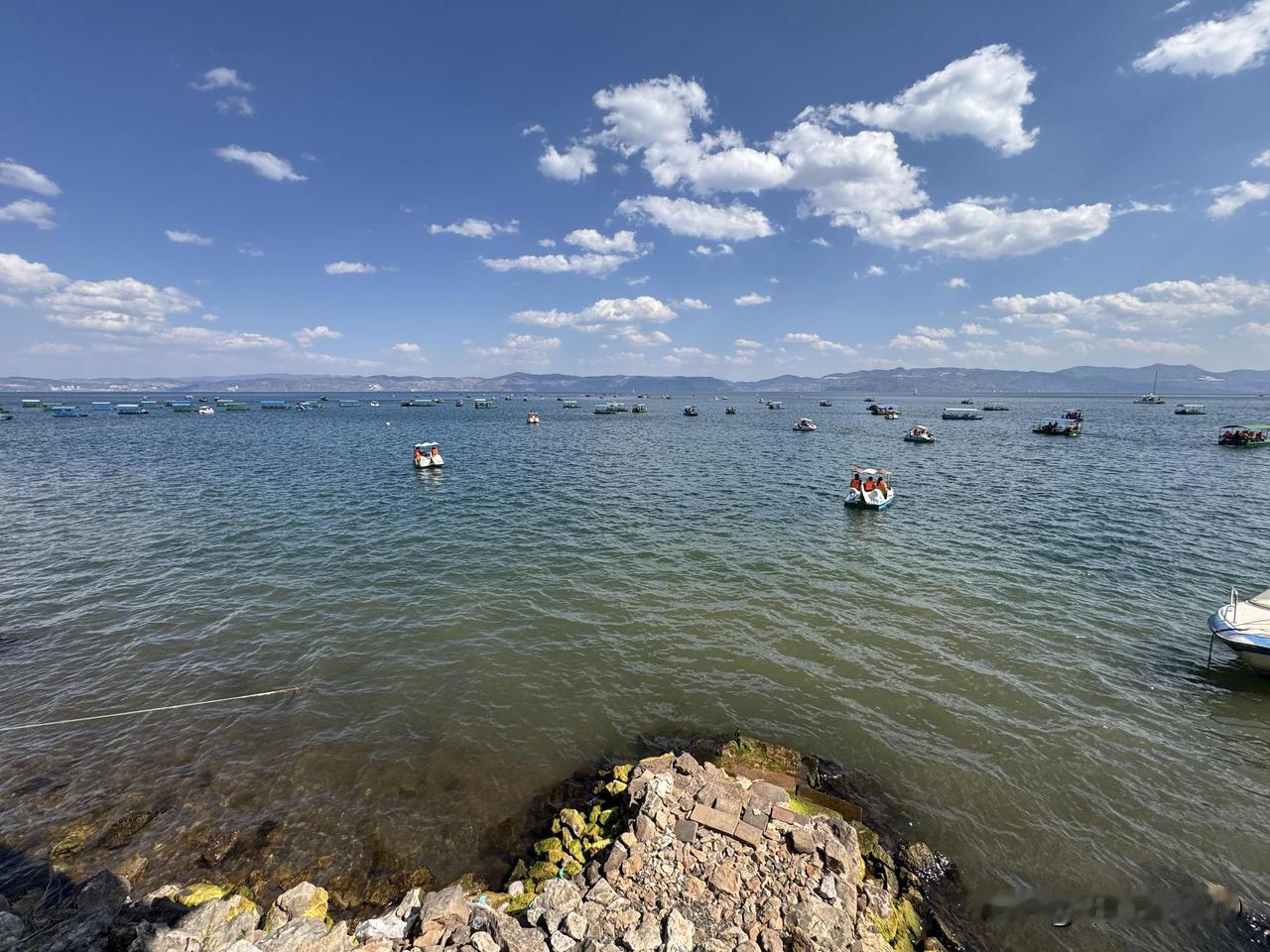 分享一张山清水秀的图片抚仙湖畔的风景很美，在湖边喝杯咖啡，吹吹海风，十分惬意！