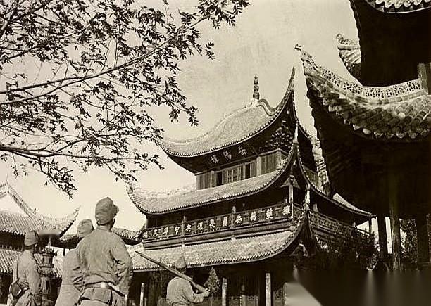 每次看到这张老照片，心里就堵得慌。
这不是什么游客照。这是1938年的岳阳，岳阳