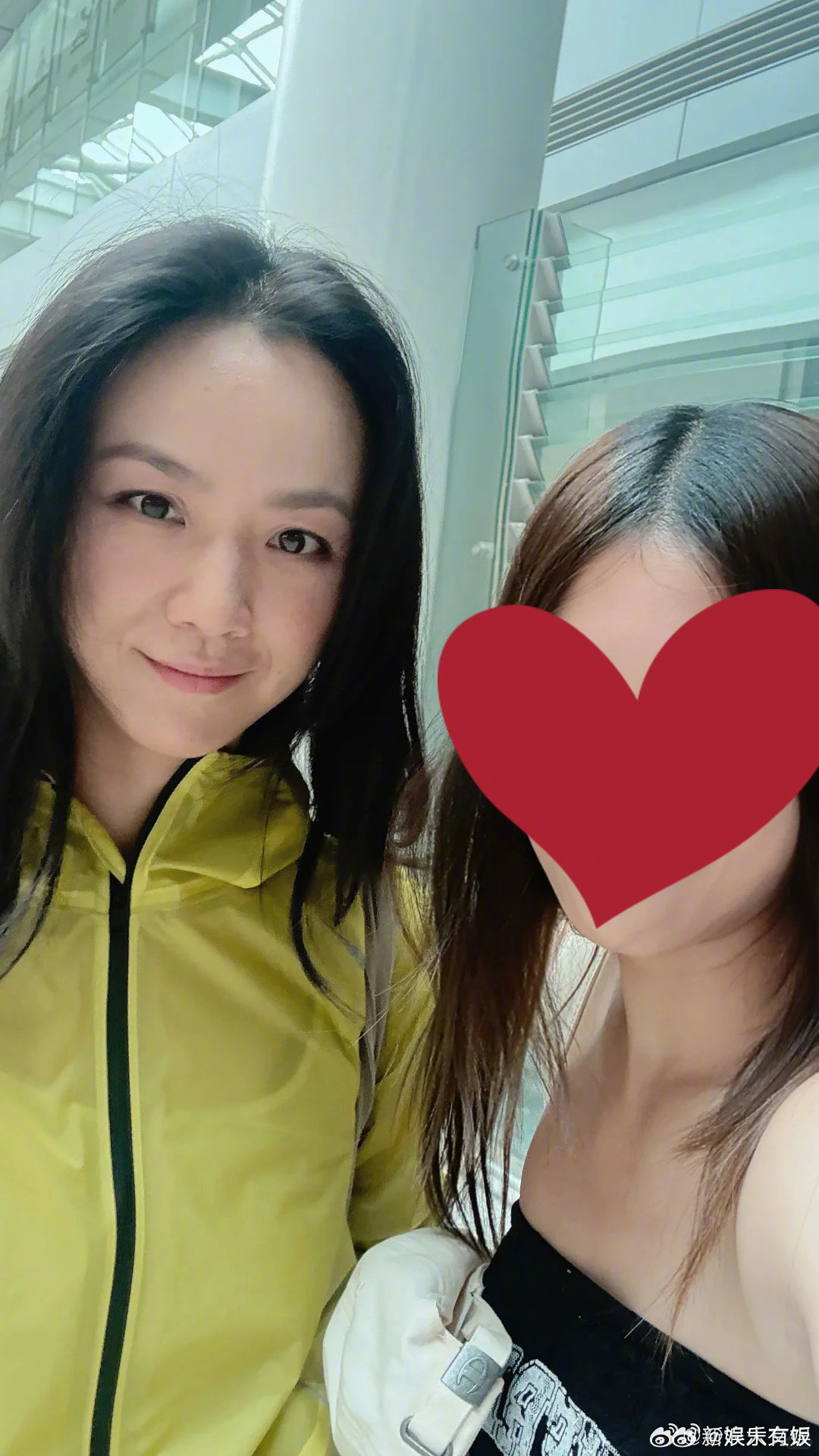 汤唯和路人合照 昨天汤唯现身机场，和好多路人合照，好美的一张脸！ ​​​