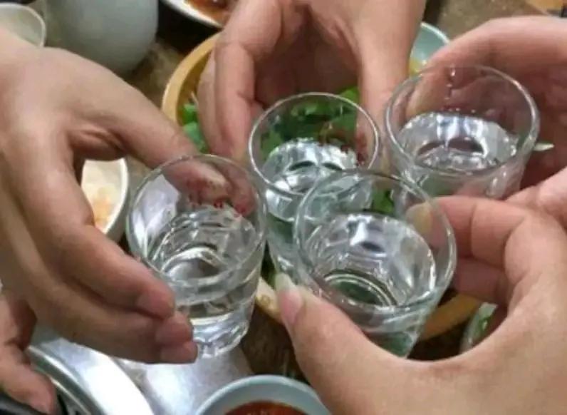 “一杯酒赔上一条命，主家到底冤不冤？”云南丘北，58岁男子在周岁宴上不听劝阻，一