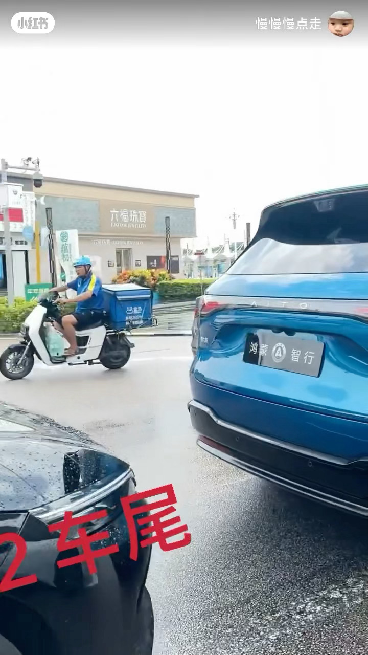 谁敢看TOP被几辆车包围 