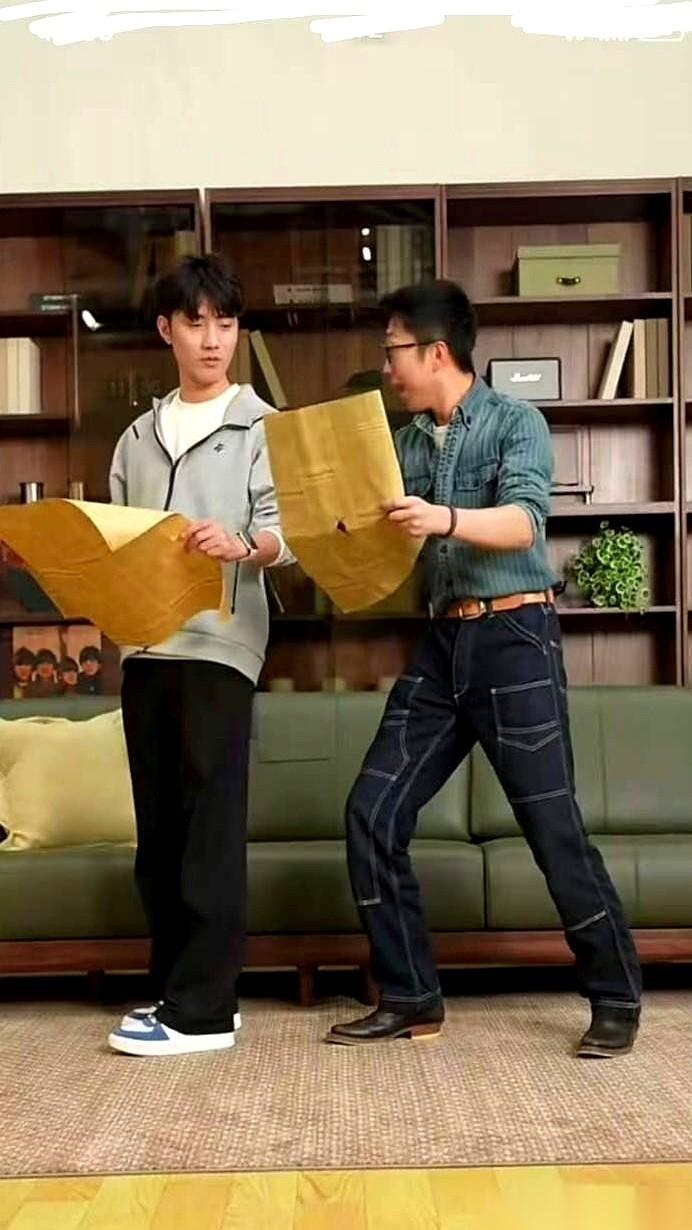 就那一秒。
真的就一秒。
汉森那个手指头，就那么直勾勾地，戳穿了报纸。
空气都安