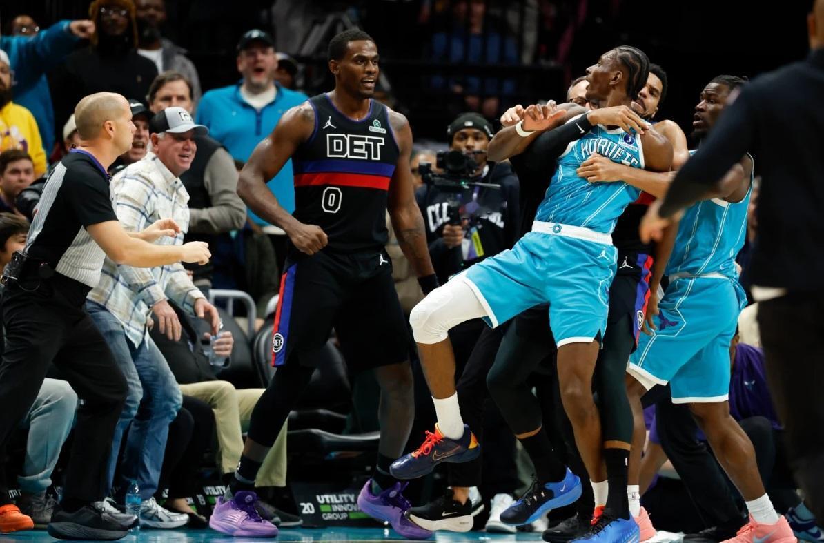 NBA周三宣布，底特律活塞前锋/中锋以赛亚·斯图尔特因在比赛中离开替补席并参与场