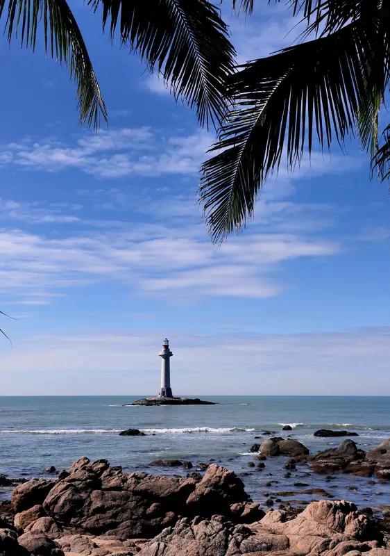 日本在南海问题上野心昭然若揭。近期，日本计划支持菲律宾监视南海，还为达成情报共享