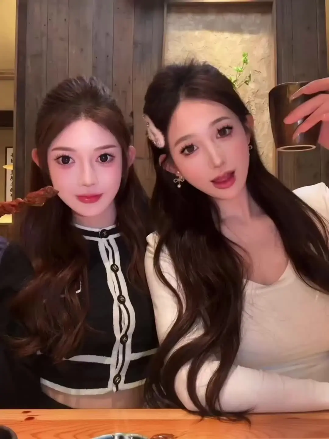 👭