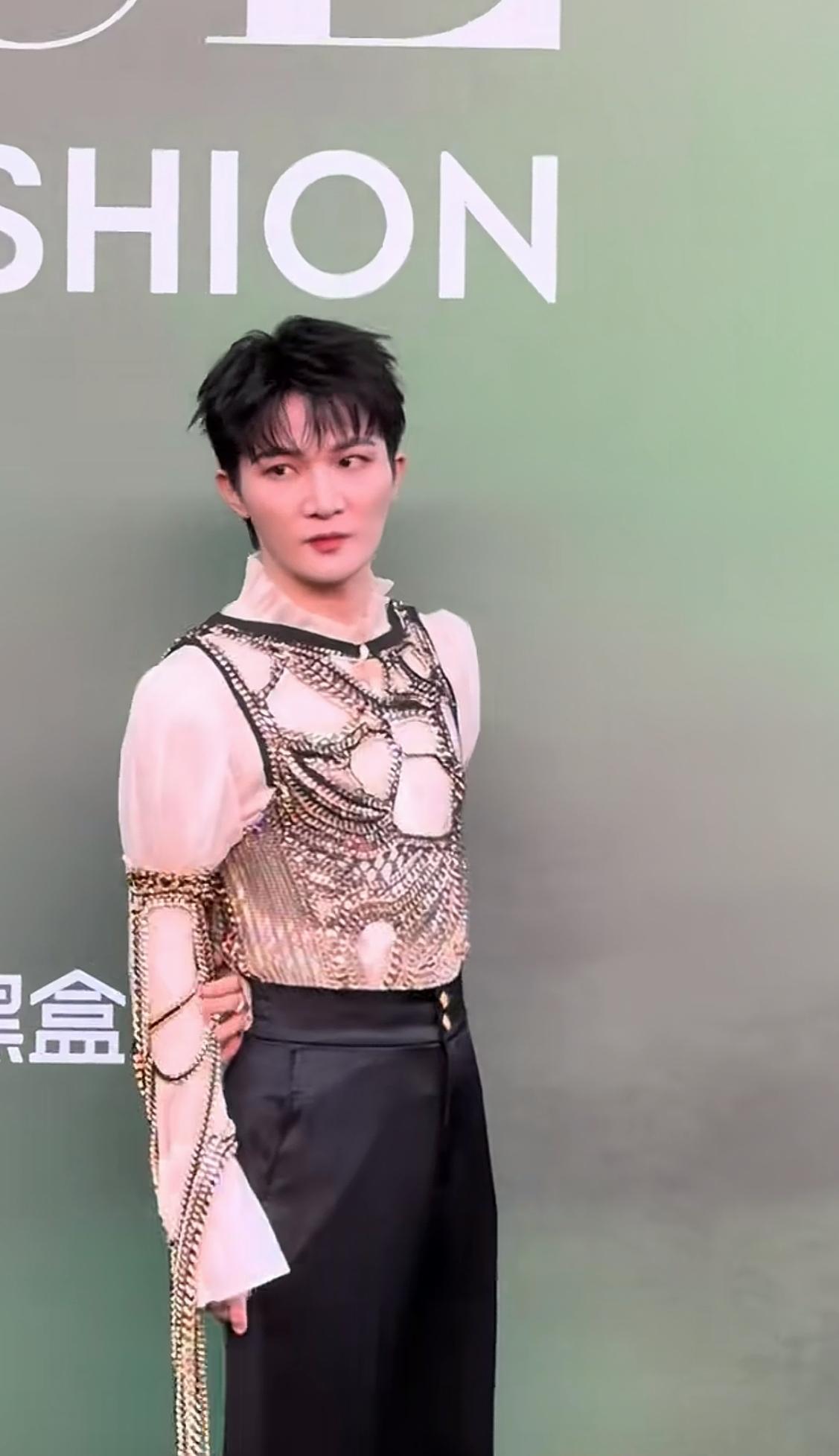 还是老话说的对：
男人的一半是女人！