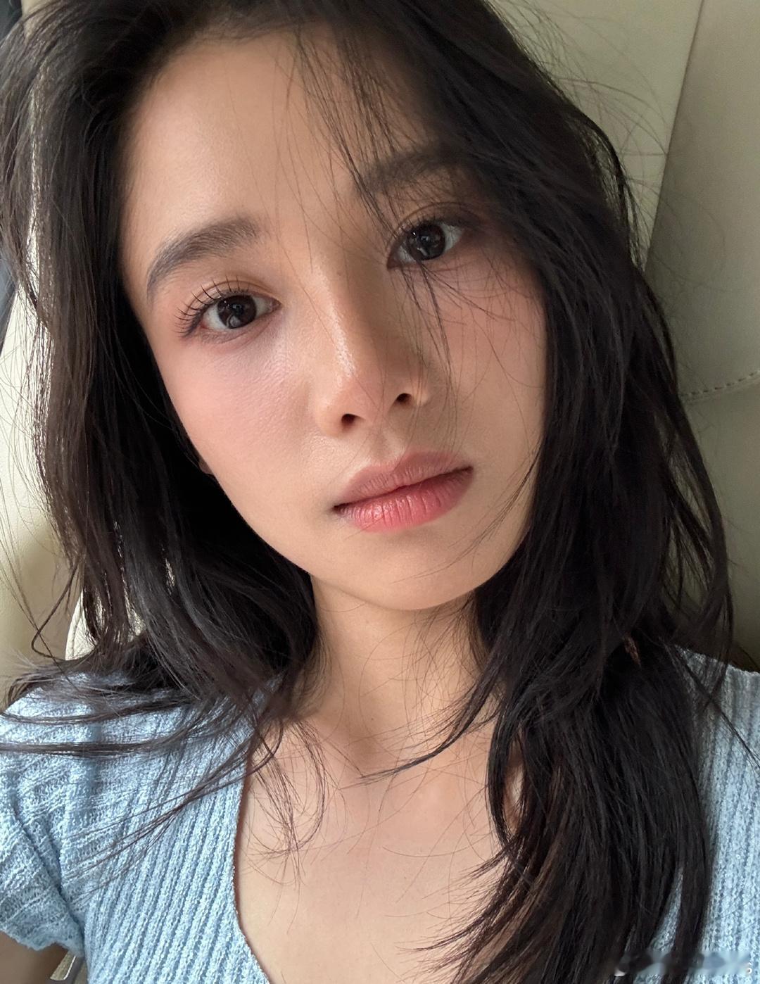 张婧仪好伟大的一张脸，简单的妆容随手一拍都这么好看[泪] ​​​