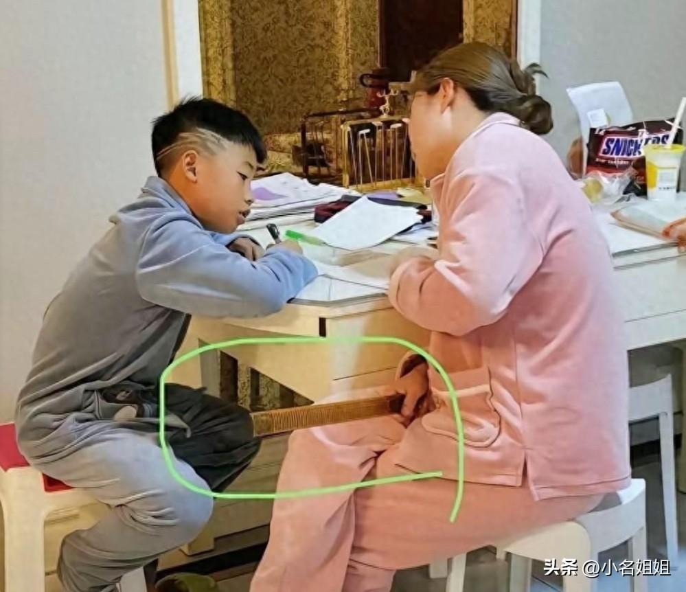 我悄悄问闺蜜，这小孩踢球猛吗？估计是个难管的混世魔王！结果闺蜜瞄了一眼视频，说哪