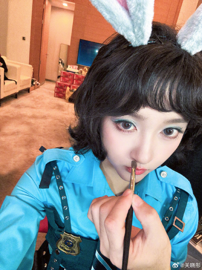 关晓彤cos兔子警官朱迪关晓彤cos朱迪 cos了朱迪！这么美的小兔子是要被投喂