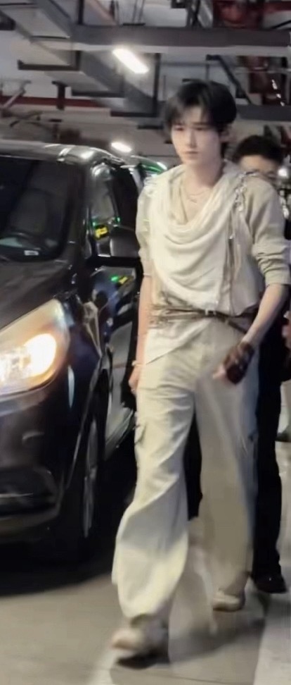 感受神女在不同光线下若隐若现的沟壑、修长纤细的美腿以及扑面而来的香味 ​​​