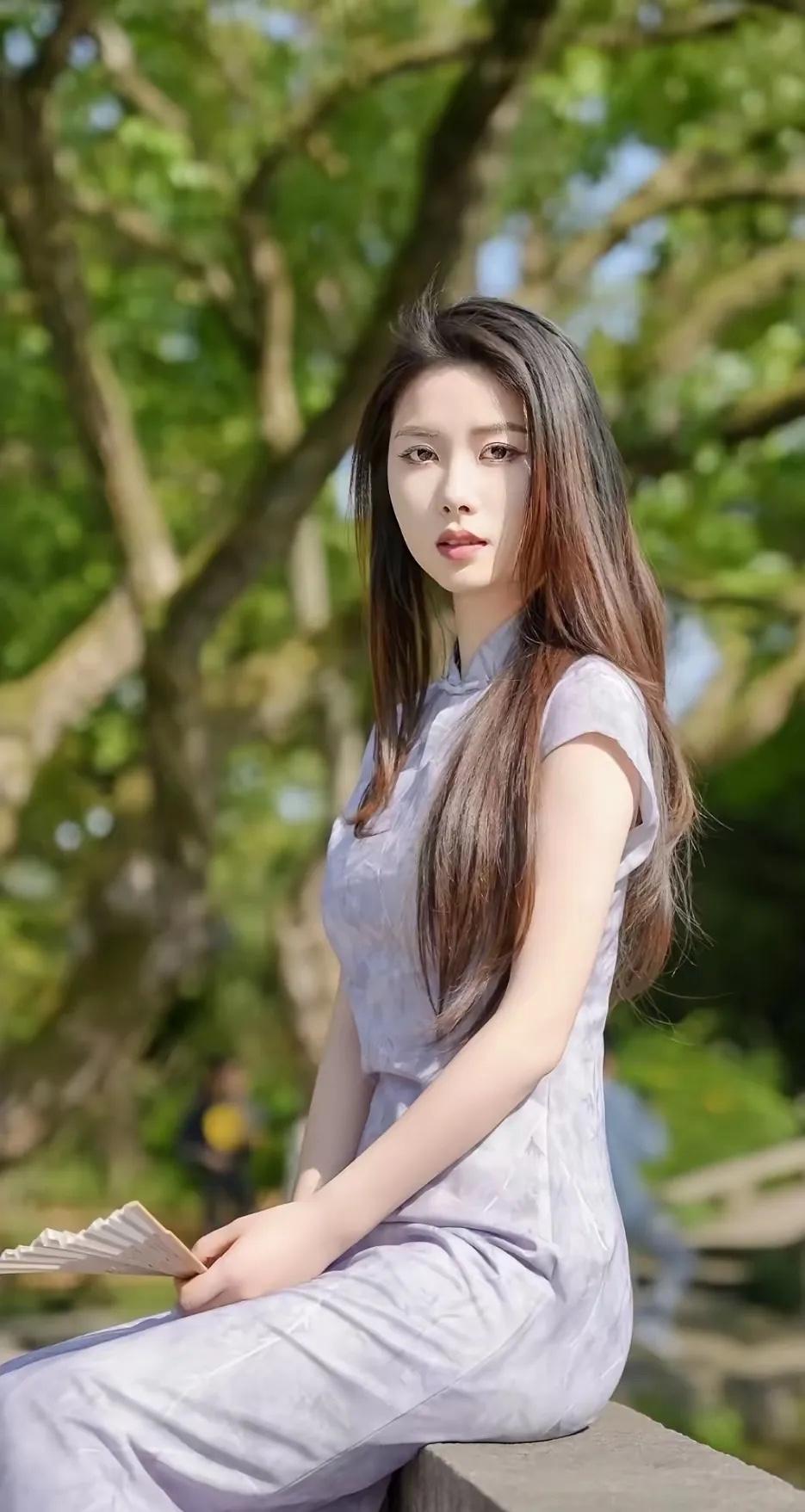 优雅少女，静坐绿荫下，书香满怀，岁月静好。