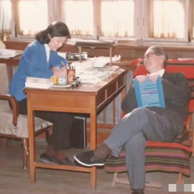 1974年，乔冠华和新婚妻子章含之，一张温馨的合影，此刻章含之正在认真工作，乔冠