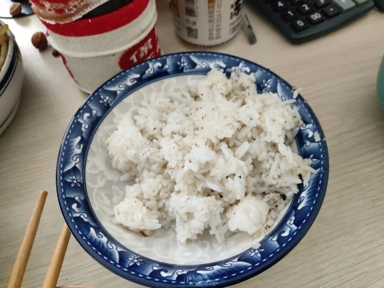 大年初四的晚餐，白圆葱炒鸡蛋，土豆丝，雪花梨大枣煮水，米饭是昨天剩下的！没有山珍