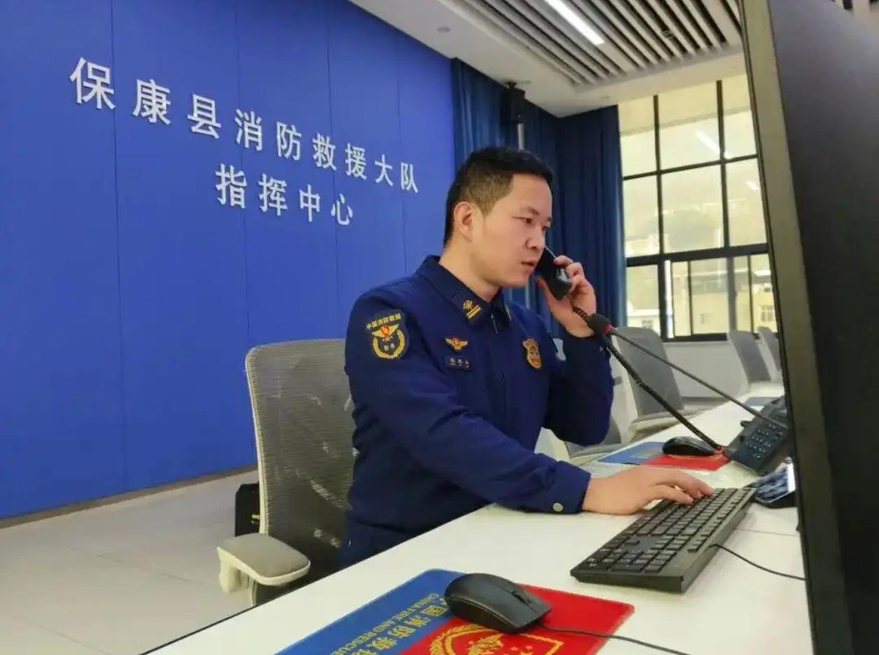 【暖心！货车司机山区断航遇困，消防员紧急缴费“续”平安】

“喂，119吗？我手