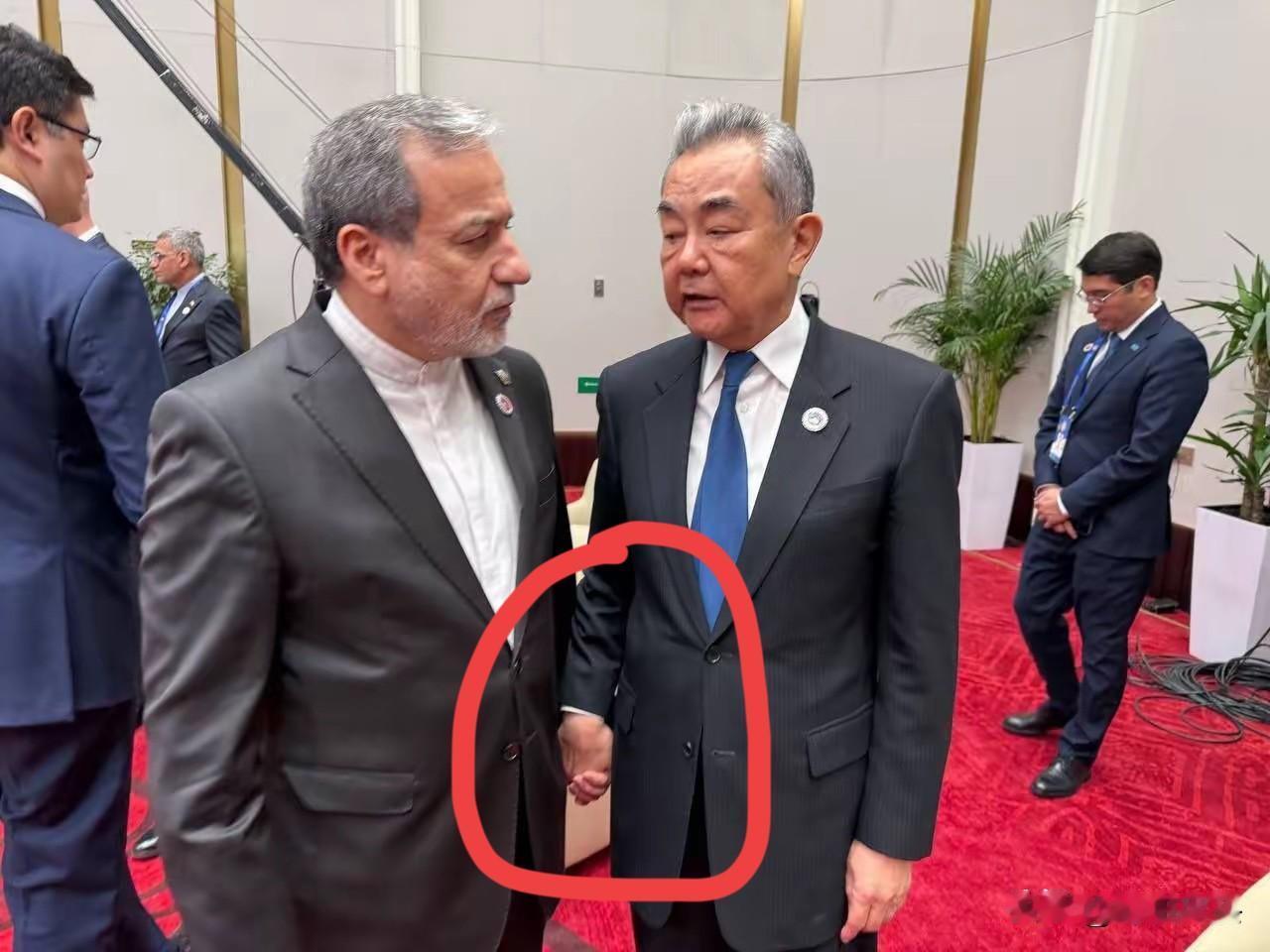 关系好不好，握手见分晓！