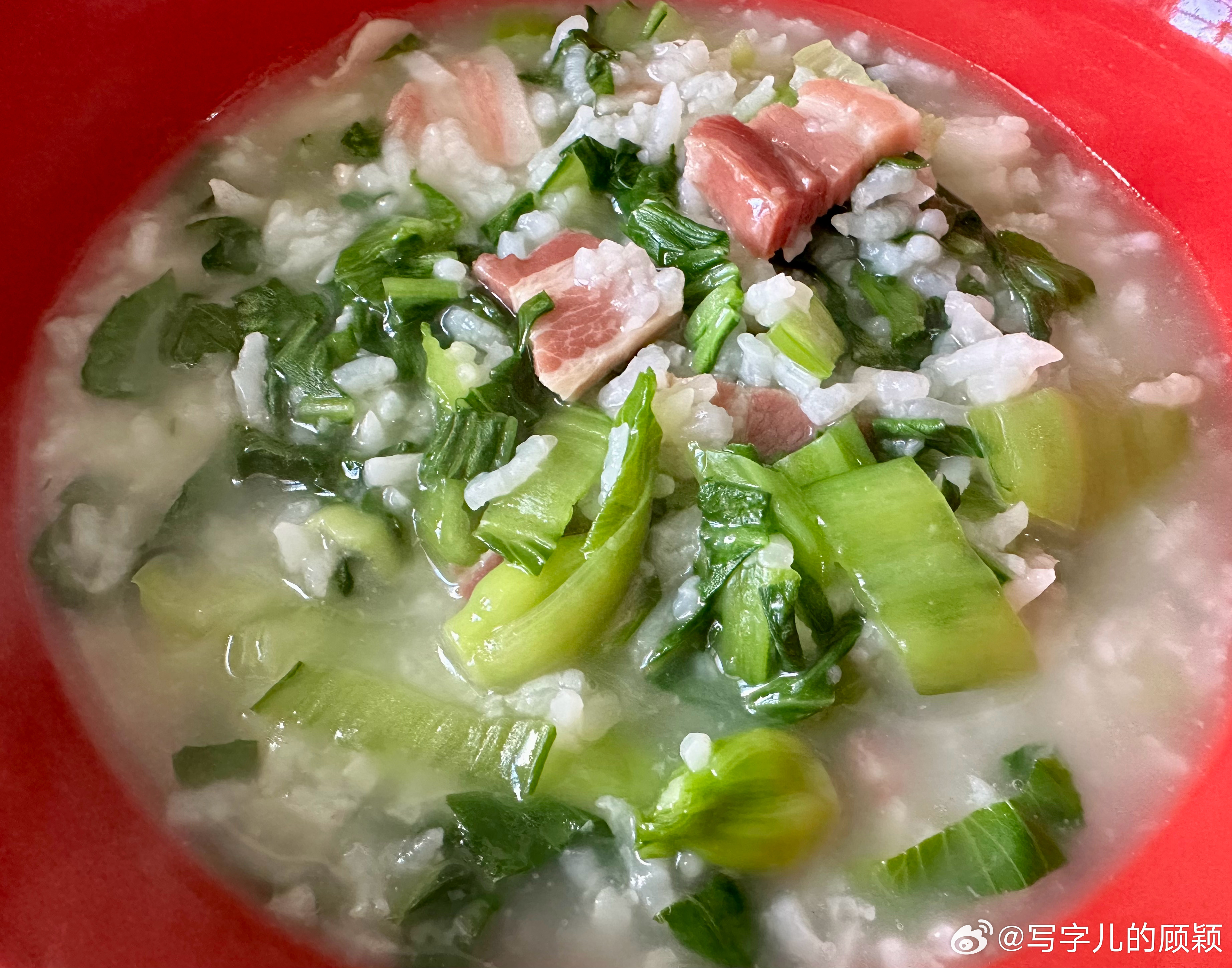 一碗春天的咸肉菜泡饭。这是个吃枸杞芽、马兰头、草头、荠菜、菜芯等等春菜的时节。天