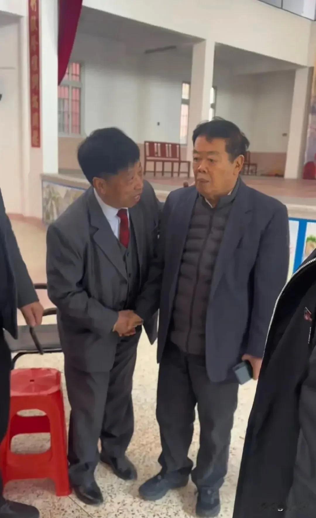 福耀玻璃的曹德旺曹老板大年初一回家探亲 ～ 没啥特别的，就是表情严肃，目不斜视 