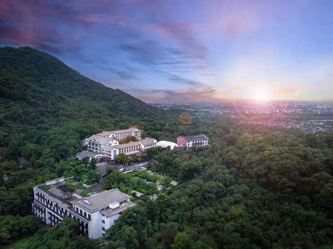 🌳酒店就在超山风景区内，三栋徽派小楼依山而建，酒店由三栋仿徽派建筑组成，依山而