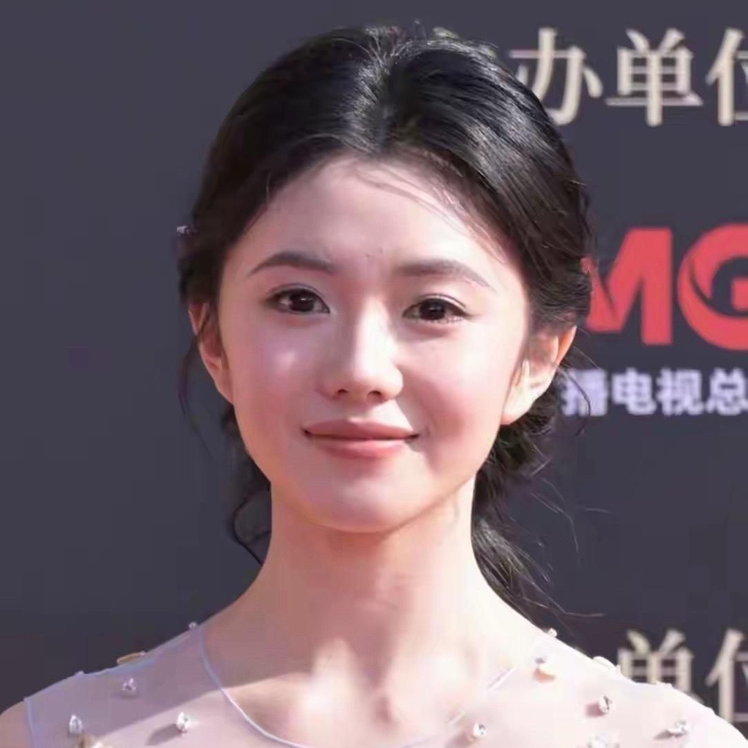 这张照片最能还原刘浩存本人的灵气与清透感。 ​​​
这张照片最能还原刘浩存本人的