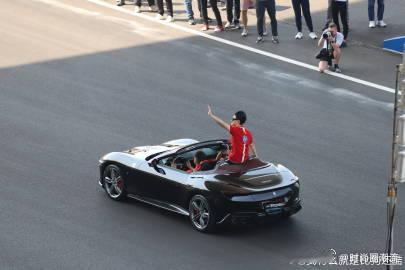 F1总裁盛赞周冠宇 斯蒂法诺高度评价周冠宇，他成熟的战术运用和无畏的竞技精神，为