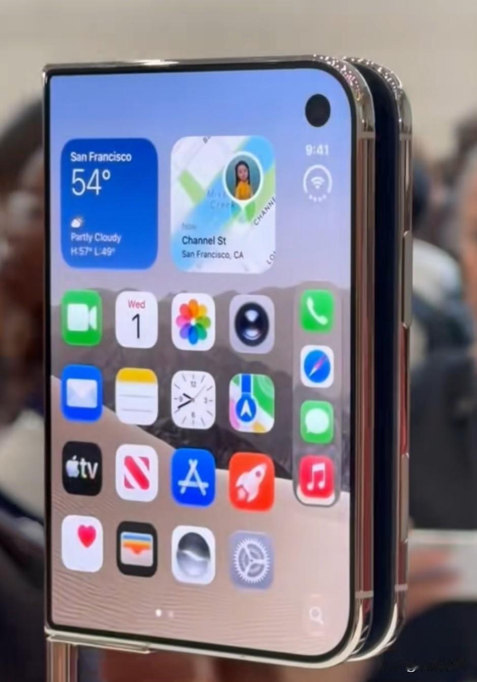 有没有人注意到iPhone Duo的前置镜头这么大吗？[笑哭]