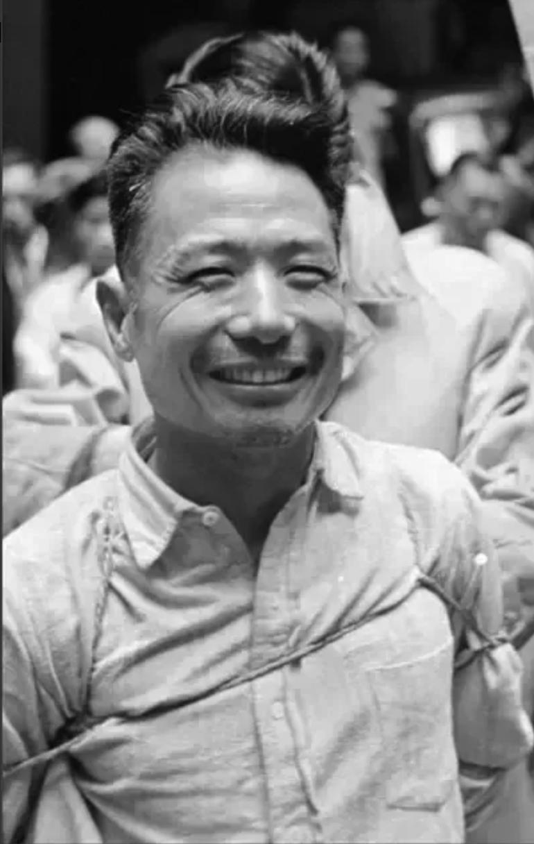 1949年，朱大同被押到刑场执行枪决，围观百姓骂他是汉奸，可他一点不在乎，脸上还