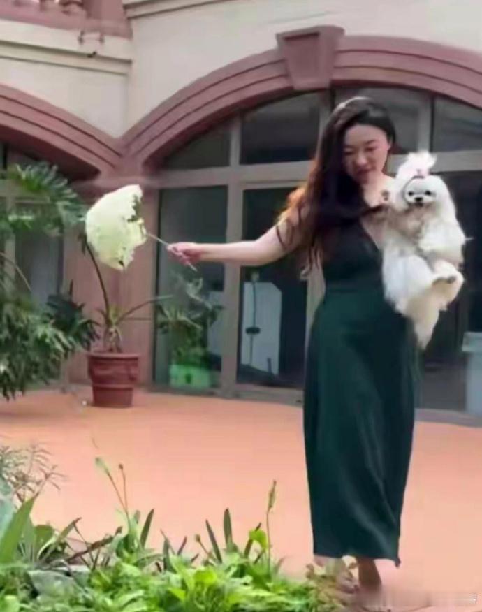 霍思燕才44岁就不工作了，这么早就开始享受人生了。关键是杜江的工作机会也没那么多