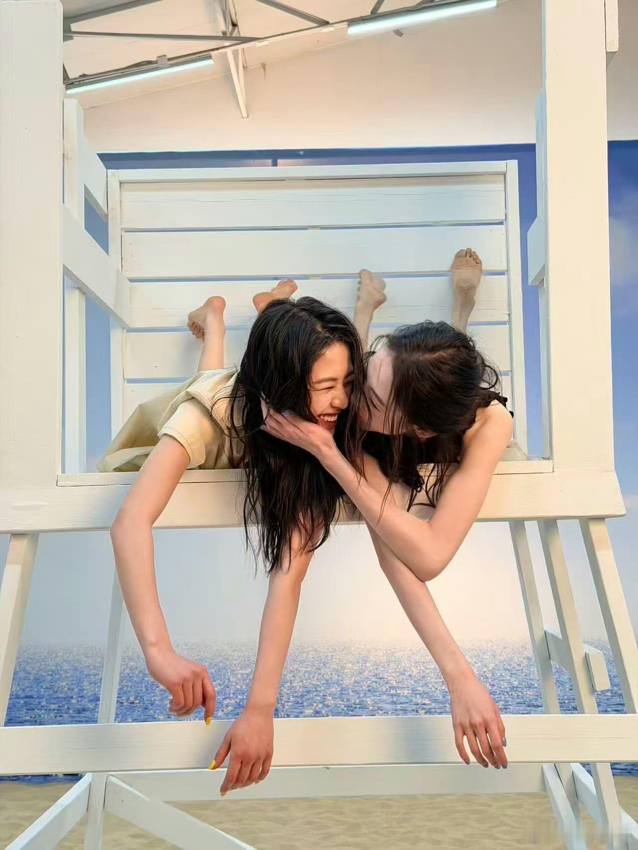 张艺凡向涵之亲了谁还没看这个神仙名场面！正经拍杂志却意外撒糖，张艺凡突然的亲近太