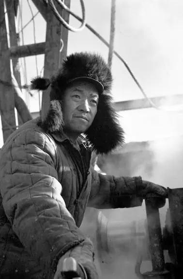 你以为王进喜是个铁打的。他叫铁人，大家都这么叫。但他1970年就死了，四十七岁。