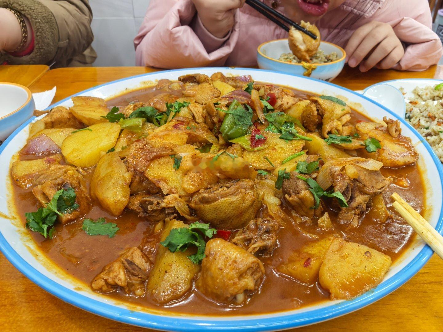 今天中午整了一盘“新疆大盘鸡”。 绍兴·绍兴文理学院(南山校区)