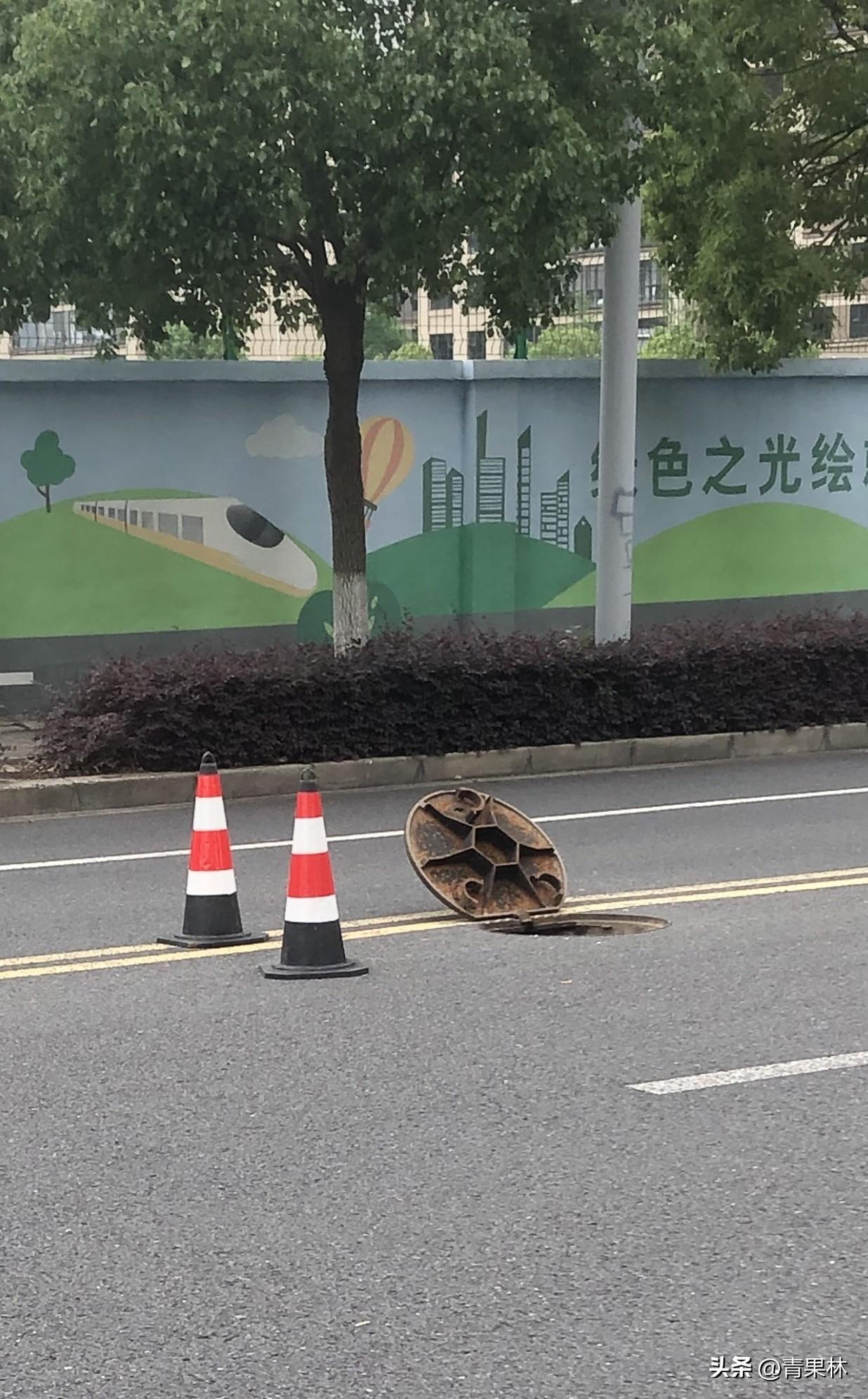 晒图笔记大赛今天正午烈日当头，气温燥热，养护工人们坚守马路边，抢修破损的窨井盖，
