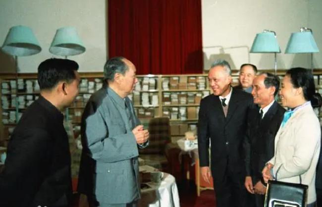 1973年，毛主席说要从军队中选出一名副主席，周总理毫不犹豫说出一个人的名字，毛