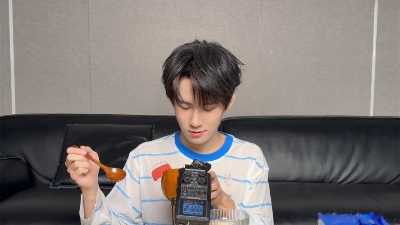 张真源沉浸式ASMR张真源100期当然要来点不一样 没想到百期会是沉浸式ASMR