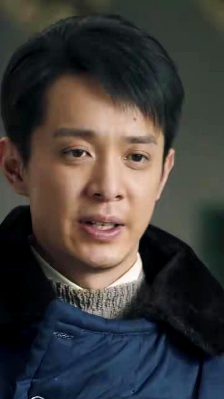 照片中的这一位男演员第一眼看上去有点像年轻时候的演员冯喆。
这位演员长相帅气，