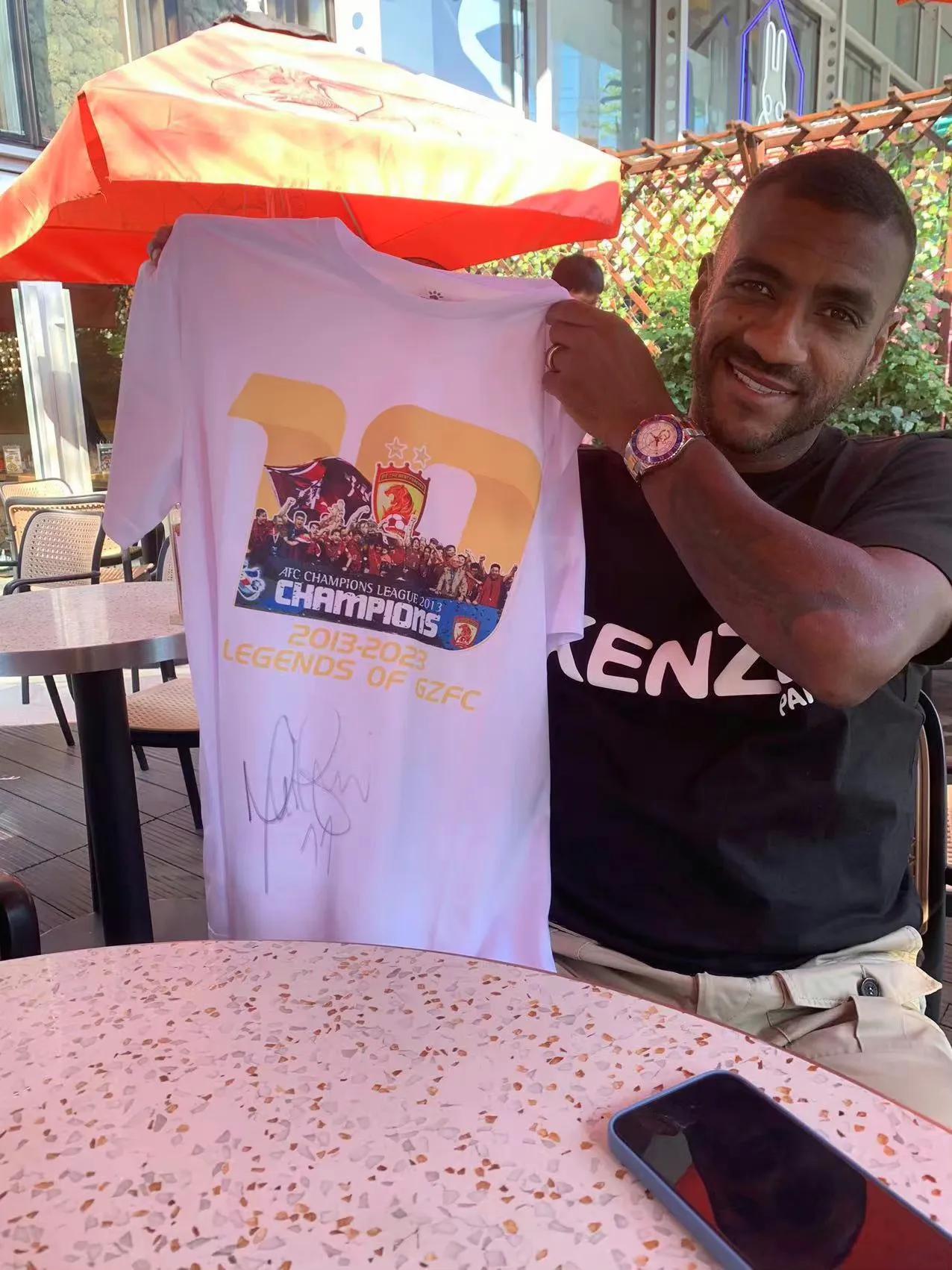 “鸡爷”返来，挺好！[笑哭]可惜球队不想留？广州队可以留下穆里奇的话，画面太美了