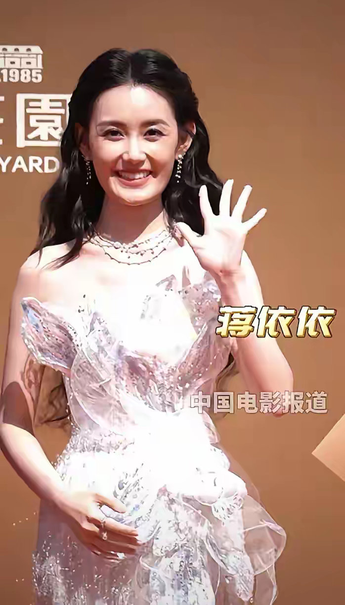 六公主治好了我的容貌焦虑蒋依依出生于2001年，24岁；  邓家佳出生于1983