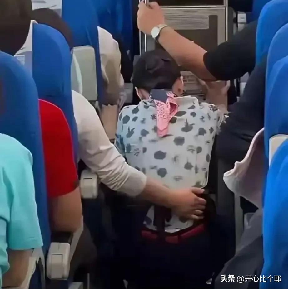 东航终于为下跪的空姐说话了！

本以为航空公司通报完事情，再安慰安慰空姐，这事就