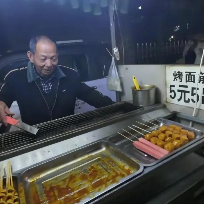 他长得像袁隆平爷爷，能让你饿着么？
男子假装没钱向面筋爷爷要吃的，爷爷毫不犹豫点